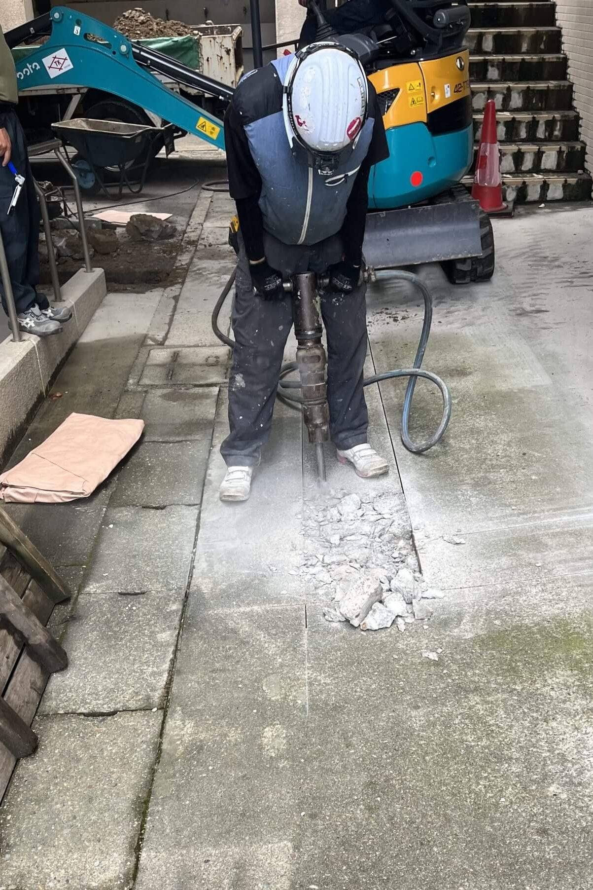 コンクリート斫り作業 (1)
