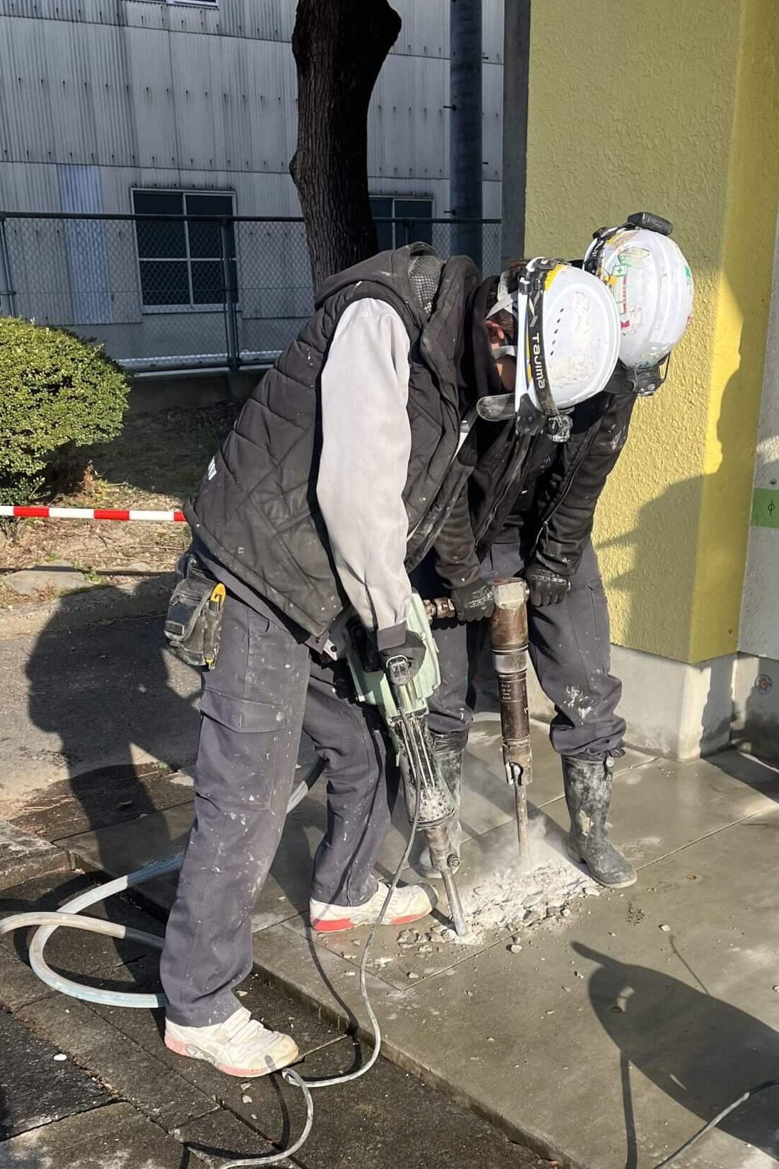 コンクリート斫り作業 (3)